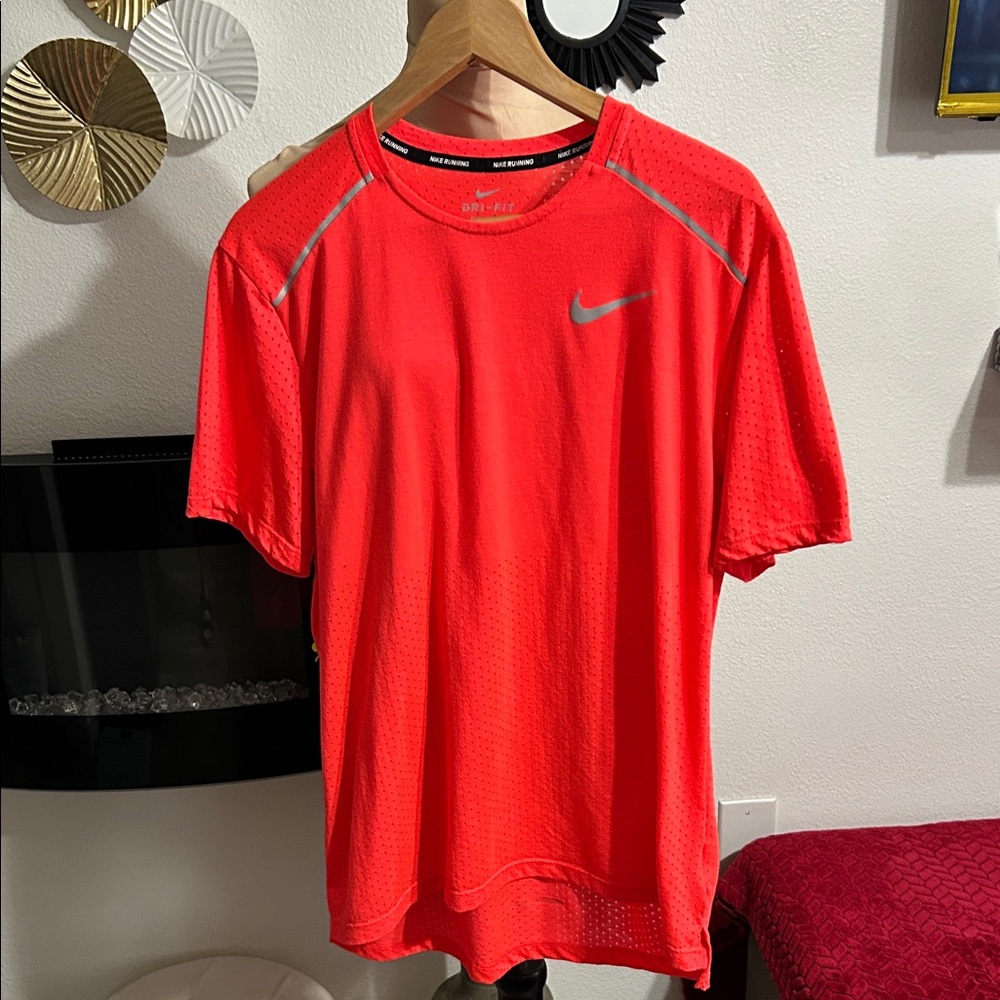 Nike Men's Dress  Bright Red Short Sleeve Tee
